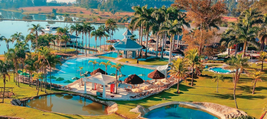 Área de lazer e piscinas do Mavsa Resort